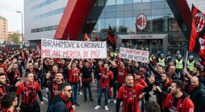 Tifosi del Milan contro Ibrahimovic e Cardinale: striscioni e proteste a Casa Milan e in Via Aldo Rossi